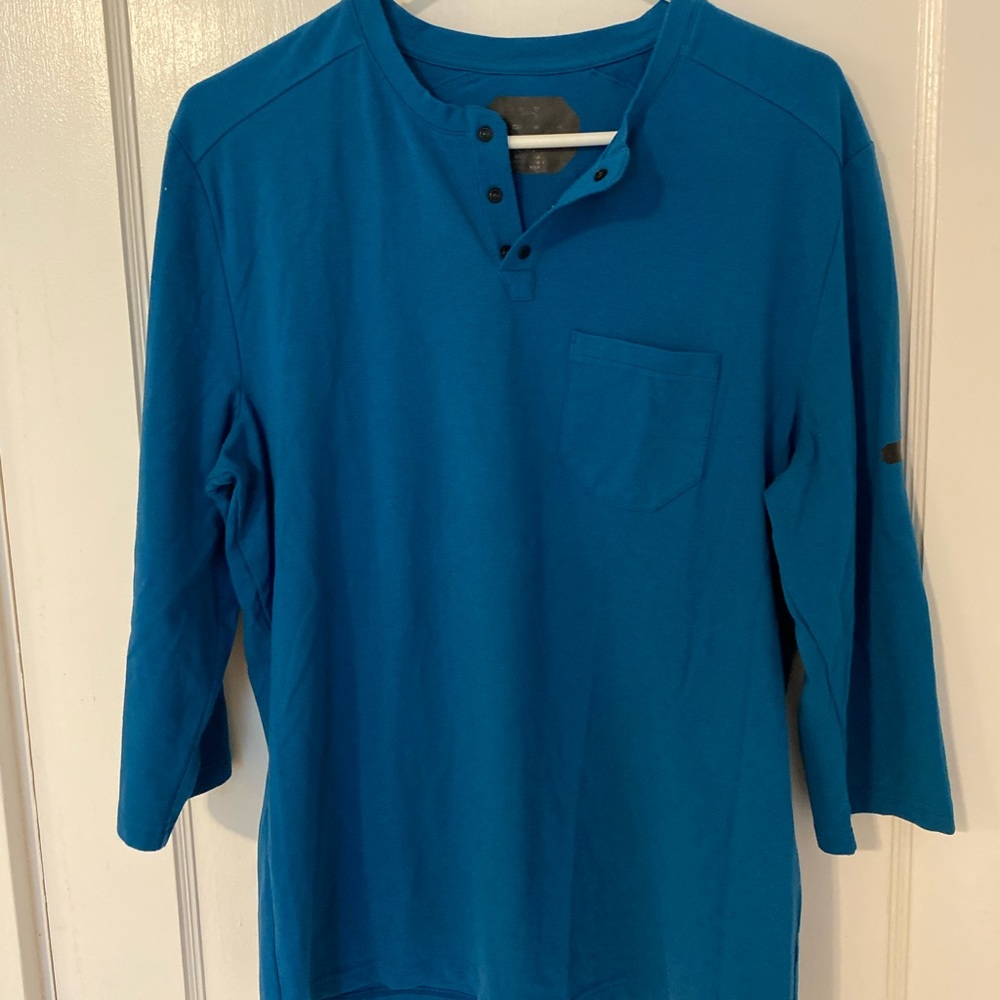 Gently used Men’s Under Armour quarter sleeve shirt!